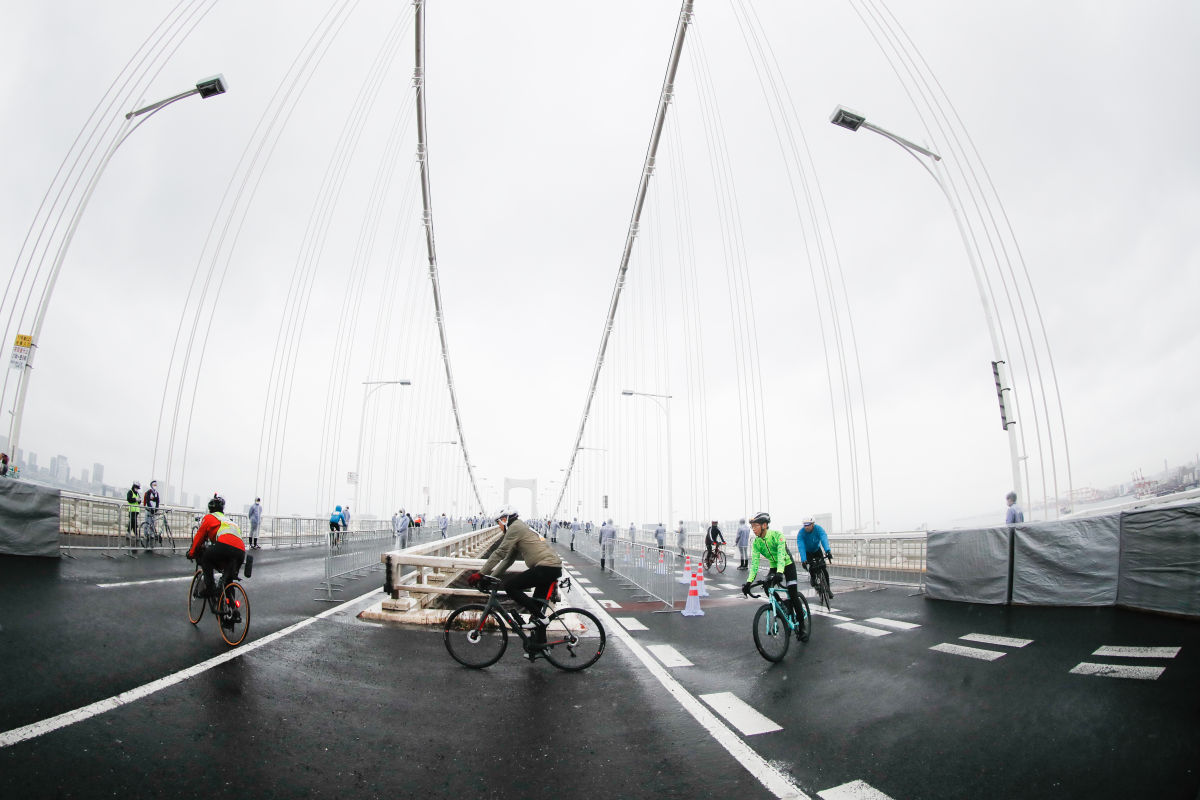 首都高速を封鎖し、レインボーブリッジが贅沢な自転車専用道に
