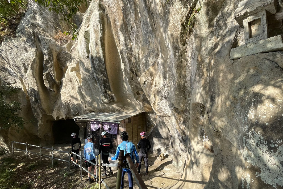 トンネルを抜けた先の岩盤には神社があった